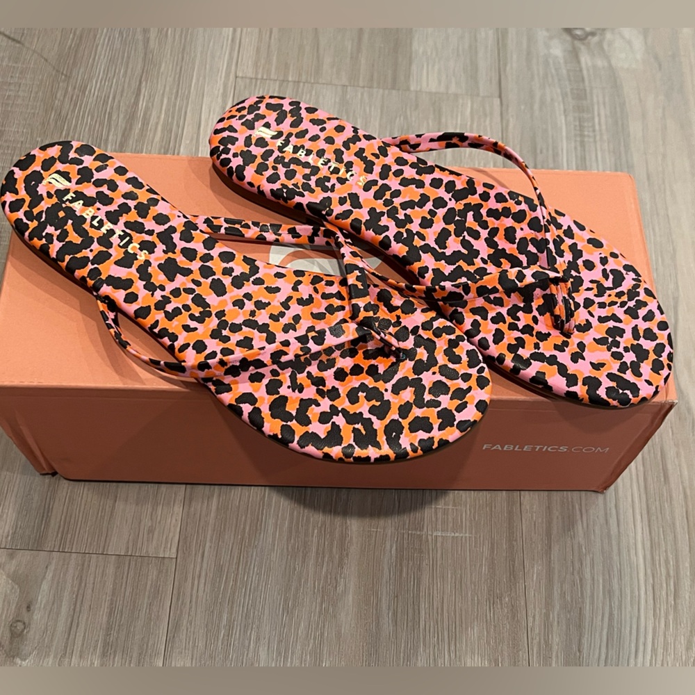 Women’s size 6 fabletics flip flops. Never Worn. Still in box.